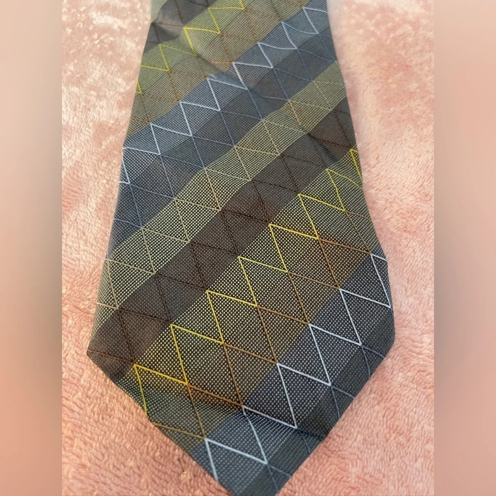 DKNY Men's Tie in Black and Brown with Yellow Accents